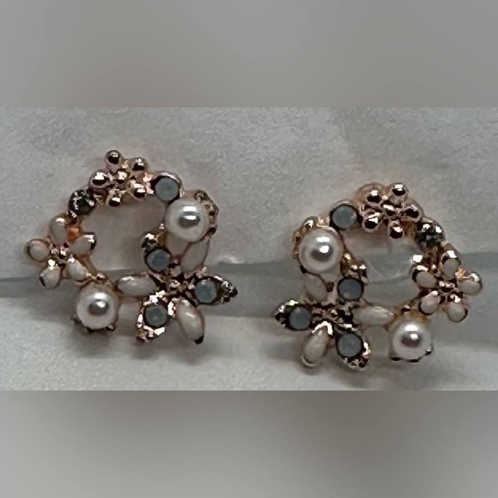 ✨🩵Dainty Rose Gold Flower Pearl & Crystal Wreath Stud Earrings Bridal Gift✨🩵 - Picture 6 of 16